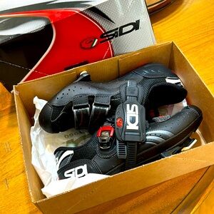 SDI cycle shoes. Like new!